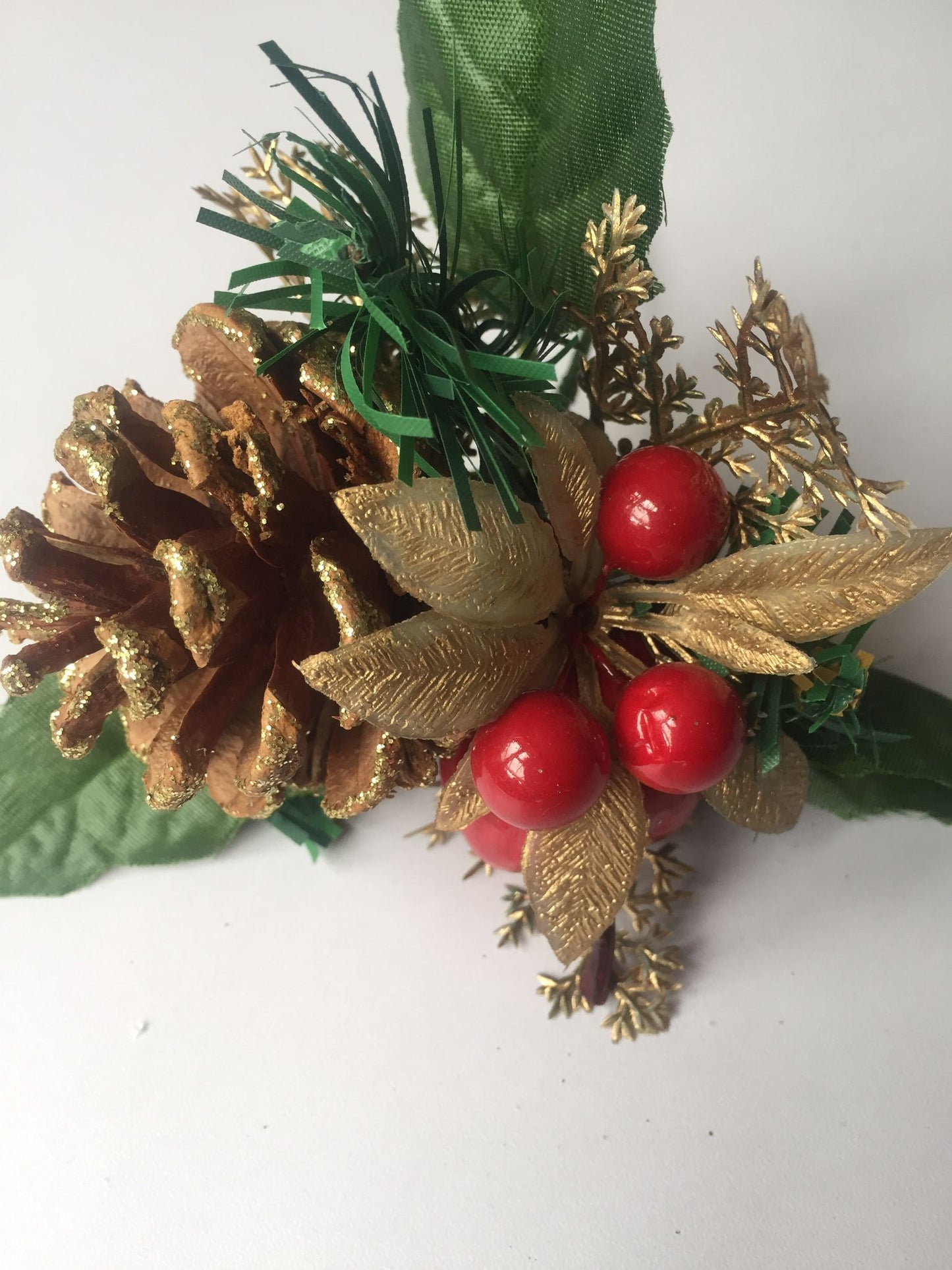 Apple, Poinsettia & Pinecone Pick