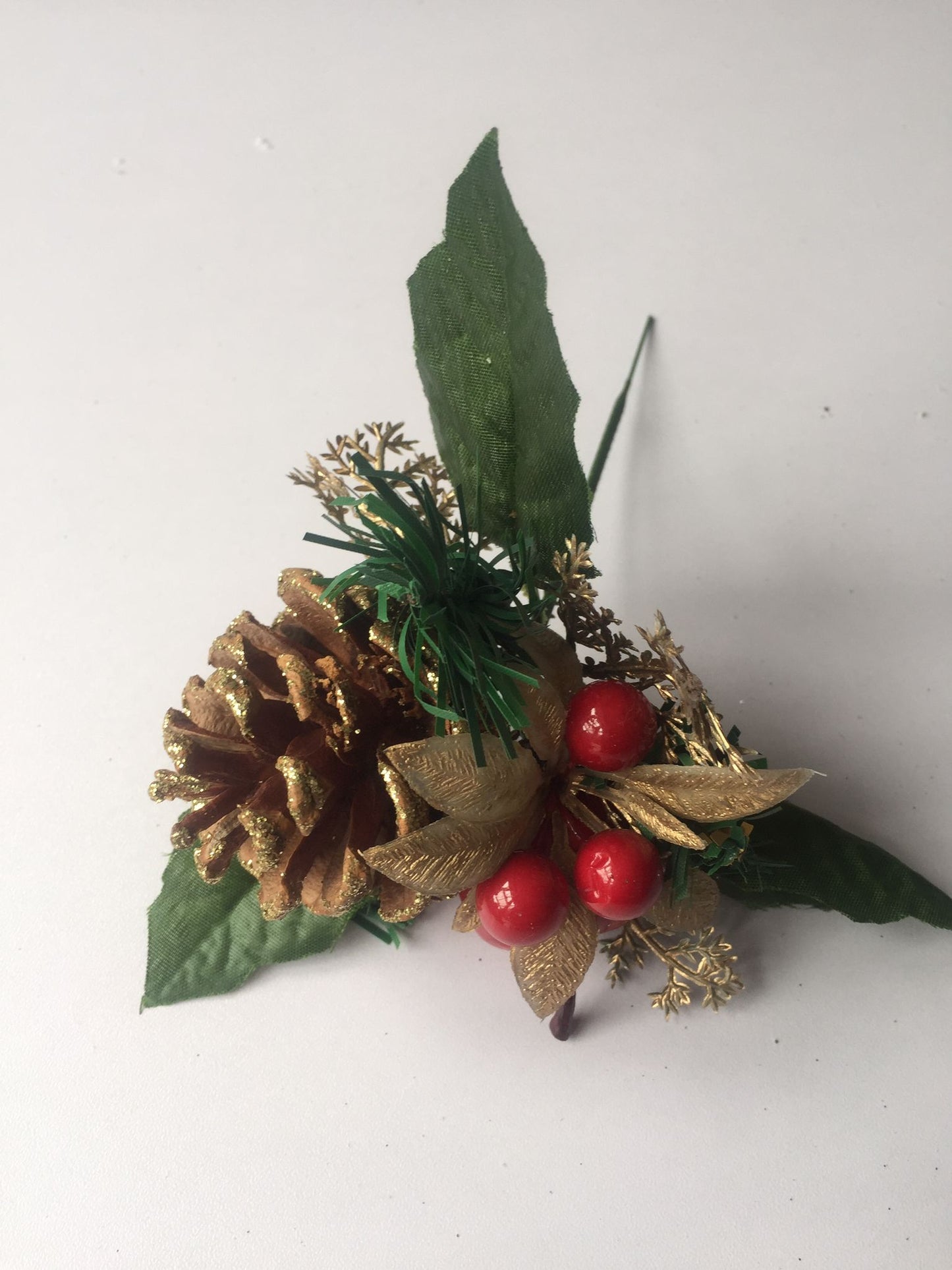 Apple, Poinsettia & Pinecone Pick