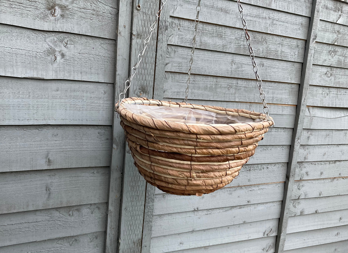 12" Banana Leaf Round Hanging Basket