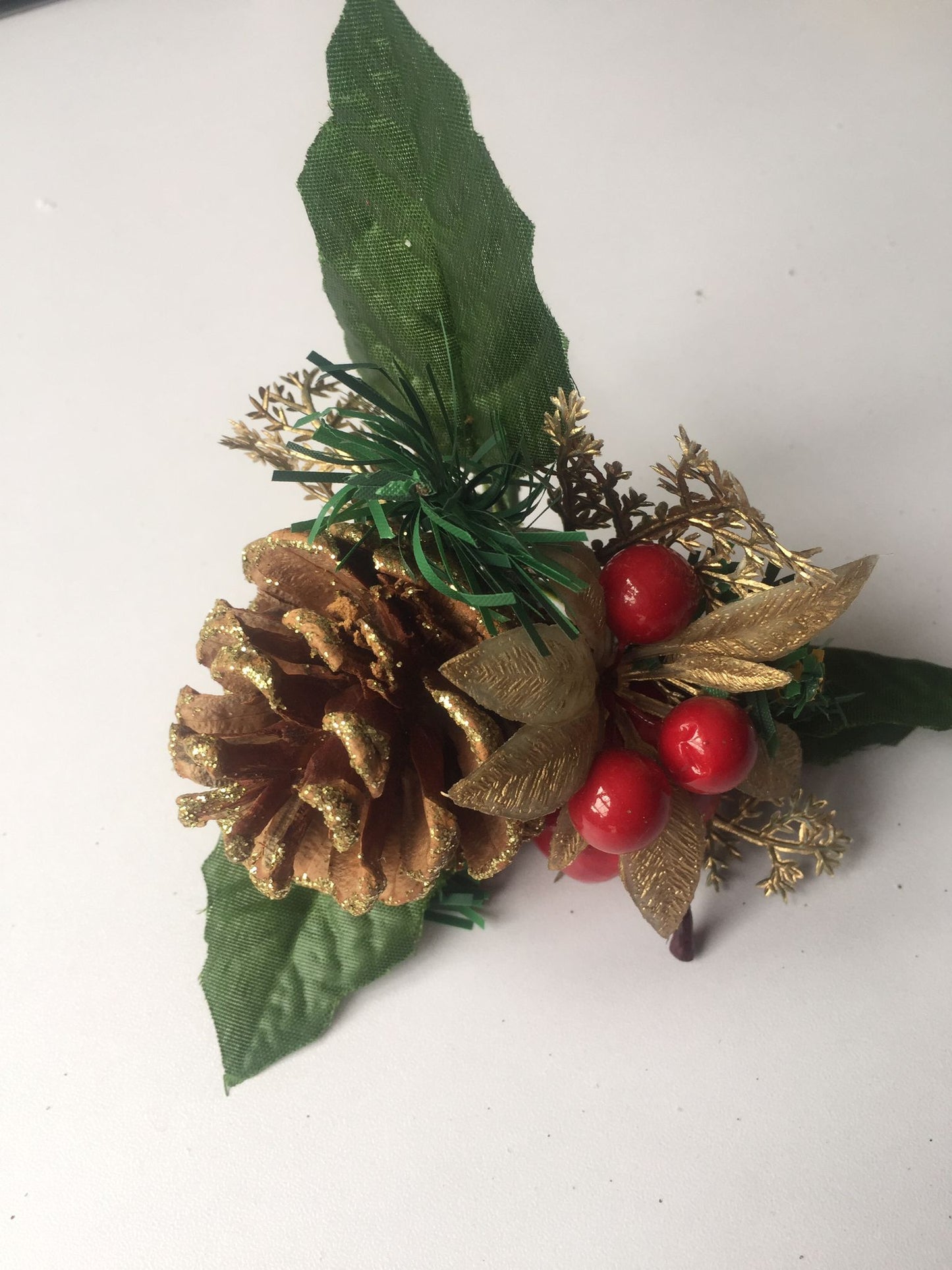 Apple, Poinsettia & Pinecone Pick